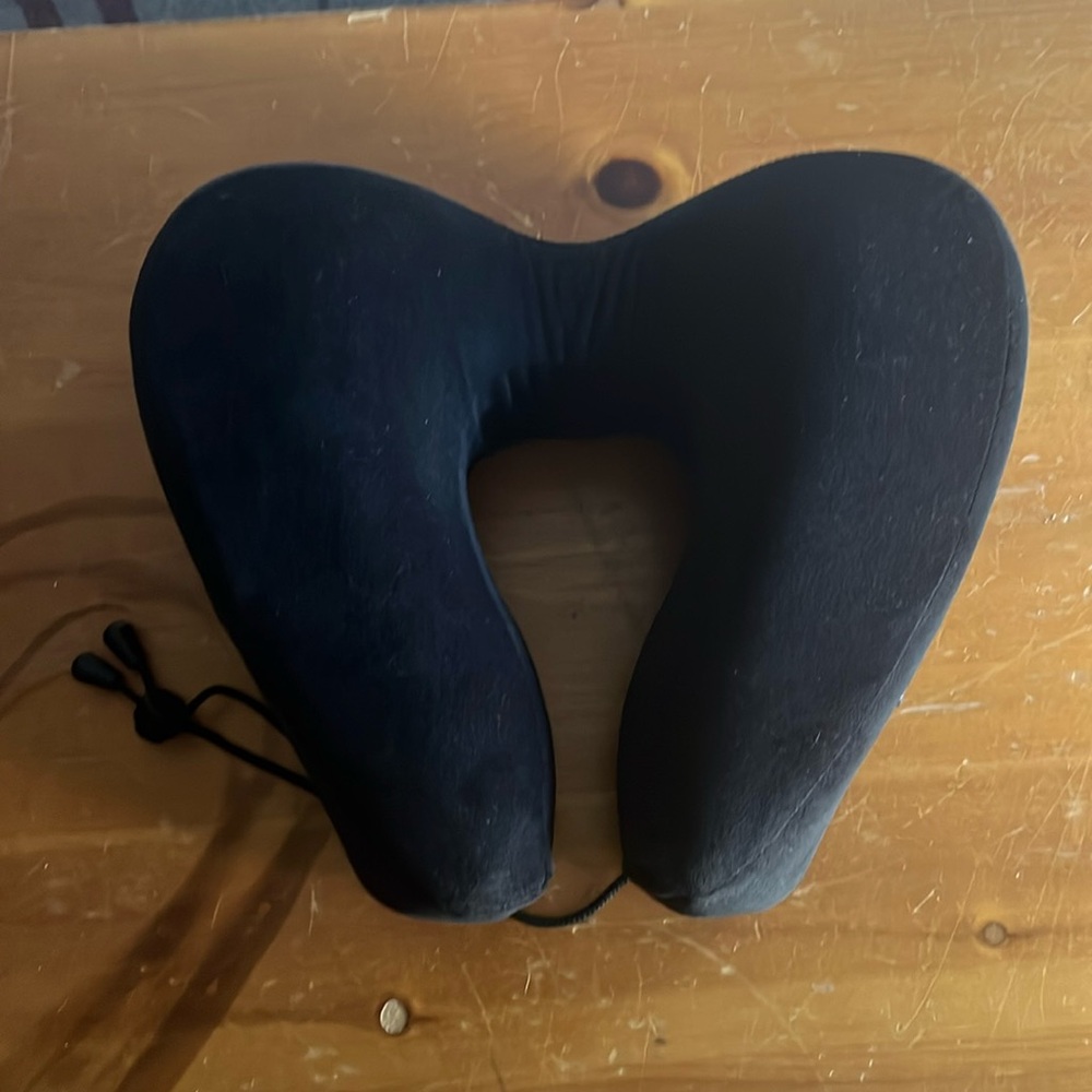 Travel neck pillow